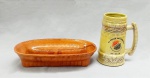 FAIANÇA E LOUÇA, dois (2) itens: 1 fruteira ou centro de mesa, oval, esmaltação vidrada na tonalidade caramelo, sem marca de manufatura aparente, medindo 28,5 x 16 x 6 cm; 1 caneco com propaganda da VI FESTA DA CERVEJA DO A. A. ANHANGUERA  23/10/76, sem marca de manufatura aparente, ambos os itens com sinais de uso, vide foto.