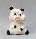 ESCULTURA, uma (1) animalista representando porquinho (cofre), confeccionada em faiança, policromada, possui o craquelê característico do envelhecimento de toda a faiança, pequenas falhas, sem marca de manufatura aparente, medindo 18,5 cm altura, vide foto.