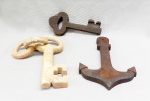 DIVERSOS, três (3) itens: 1 escultura entalhada em soapstone, representando chave, souvenir de Ouro Preto, uma das argolas quebrada e colada, medindo 23,5 cm mais argolas; 2 esculturas em talhadas em madeira, representando âncora e chave, medindo a maior delas 25 cm, todos os itens com sinais e uso, vide foto.