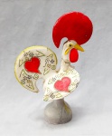 ESCULTURA, uma (1) animalista representando Galo de Barcelos, confeccionada em cerâmica branca ou massa, policromada, possui vários sinais de restauro (quebrados e colados), medindo 31,5 cm altura, vide foto.
