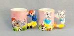 FAIANÇA, duas (2) canecas, modeladas e ornadas com motivos infantis e de futebol em policromia, pequenas perdas na borda, sem marca de manufatura aparente, medindo 9,5 cm altura e 7,5 cm diâmetro, sinais de uso, vide foto.