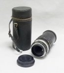 FOTOGRAFIA, uma (1) antiga lente focal para câmera fotográfica, marca PETRI, 1:3,5, F=135 mm, acondicionada na caixa original, sinais de uso, vide foto.