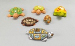 ESCULTURAS, seis (6) animalistas representando tartarugas, confeccionadas em cerâmica e policromadas, algumas com esmaltação vítrea, uma delas com perdas, duas souvenires de Minas Gerais, uma com assinatura não identificada, medindo a maior 10 cm comprimento, ideais para coleção temática, vide foto.
