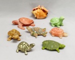 ESCULTURAS, oito (8) animalistas representando tartarugas, confeccionadas em materiais variados: porcelana; resina; concha; cera (vela aromática); etc., algumas com pequenas perdas e defeitos, medindo a maior 9 cm comprimento, ideais para coleção temática, vide foto.