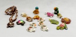 ESCULTURAS E OUTROS, dezessete (17) itens animalistas representando tartaruga, dentre: castiçais, incensórios, esculturas e pingente, confeccionados em materiais variados: resina, estuque, porcelana, cerâmica, etc., todas policromadas, algumas com pequenas perdas e defeitos, vide foto.