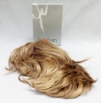 ACESSÓRIO FEMININO, uma (1) peruca loira, curta, marca FISZPAN, acondicionada na caixa original, sinais de uso, vide foto.