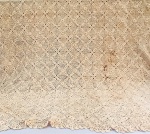 CAMA E MESA, uma (1) colcha para cama de solteiro, confeccionada em crochê de linha bege fina, medindo 200 x 140 cm, usada, possui manchas, vide foto.