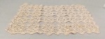 CAMA E MESA, uma (1) pequena toalha de mesa ou bandeja, retangular, confeccionada em crochê de linha, tonalidade bege, medindo 40 x 25 cm, usada, vide foto.