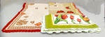 CAMA & MESA, três (3) peças, sendo: 2 toalhas e 1 caminho, todos confeccionadas em tecido misto, com estampas florais, barrado em crochê, a maior medindo 70 x 70 cm; usadas, com manchas, vide foto.