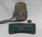 FOTOGRAFIA, três (3) itens distintos: 1 antiga parte de capa para câmera da marca  GOLD CREST, tonalidade verde, fechamento com zíper; 1 antiga tampa para lente; 1 capa para câmera da marca GEMINI, com bastante sinais de uso, vide fotos extra, todos os itens usados.