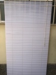 DIVERSOS, uma (1) persiana com label da marca EUROFLEX, confeccionada em alumínio e PVC, medindo 120 cm comprimento, tonalidade branca, usada.
