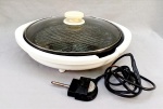 ELETRODOMÉSTICO, uma (1) chapa grill da marca AROMA, modelo AHG-1460, encaixe com parte quebrada, usada, não testada e sem garantia, vide foto.