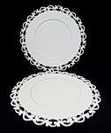 DIVERSOS, par (2) sousplats na tonalidade branca com borda vazada em elementos vegetalistas, marca KLEINER SCHEIN, confeccionados em MDF (Medium Density Fiberboard ou chapa de fibra em madeira de média densidade), medindo 36,5 cm diâmetro, usados e com pequenas manchas.