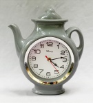 RELÓGIO, um (1) para fixação em parede, movimento quartz, mostrador branco com algarismos arábicos, gabinete no formato de bule, marca WINCY, usado, não testado e sem garantia, possivelmente demanda bateria (pilha), Made in China, medindo 28 x 22 cm, vide foto.