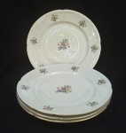 PORCELANA EUROPEIA, quatro (4) pratos rasos, ornamentação floral policromada, arremates a ouro, manufatura M (águia) Z (em 1810 suas obras começaram ; em 1814 foi fundada por Benedikt Hasslacher, em Stara Role, Altrohlau, como uma fábrica de cerâmica; em 1824 foi vendida para Augustin Novotny; em 1884 foi vendida em leilão para Moritz Zdekauer Bank e passou a usar as iniciais MZ na marca; em 1909 foi vendida para C. M. Hutschenreuther; em 1936 passou a fabricar porcelana; em 1945 foi nacionalizada e atualmente pertence a República Theca, sob o nome Starorolsky Porcelan Moritz Zdekauer, na cidade de Stara Role, próximo a Karlovy Vary), medindo 24,5 cm diâmetro.