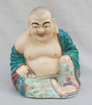 ESCULTURA, uma (1) representando o Deus HOTEI (um dos 7 Deuses da Boa Sorte, Fortuna e Felicidade, integrantes do Shichi Fukujin, segundo o Xintoísmo, Mitologia e Folclore Japonês é o deus da felicidade e prosperidade), muitas das vezes confundido com o BUDDHA (popularmente conhecido como SIDDHARTHA GAUTAMA, foi um príncipe de uma região no sul do atual Nepal que, tendo renunciado ao trono, se dedicou à busca da erradicação das causas do sofrimento humano e de todos os seres, e desta forma encontrou um caminho até ao despertar ou iluminação), confeccionado em porcelana com policromia, medindo 16 cm altura.