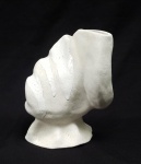 CERÂMICA, um (1) vaso floreiro amorfo, com esmaltação vítrea na tonalidade branca, assinado NAZARETH VELLOSO, medindo 20 cm altura, vide foto.