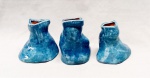 CERÂMICA, três (3) vasos floreiros amorfos, com esmaltação vítrea na tonalidade azul, assinatura NAZARETH VELLOSO, parcialmente legível, medindo o maior 13 cm altura, vide foto.