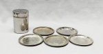 METAL PRATEADO E AÇO INOX, seis (6) itens: 5 porta copos, ornamentação em baixo relevo com flores e volutas, borda relevada em corda, medindo 10 cm diâmetro; 1 polvilhador cilíndrico, medindo 9,5 cm altura e 7 cm diâmetro, todos os itens sem marca de manufatura aparente e com sinais de uso, vide foto.