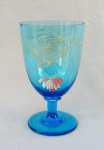 VIDRO, uma (1) antiga taça de pé baixo, período Art Nouveau, cerca de 1900, azul, translúcida, bojo ornado com esmaltação vegetalista em policromia, bicados na borda, fuste quase cilíndrico, base em bolacha, medindo 12,5 cm altura, ideal para coleção de cristaleira, sinais de uso, vide foto.