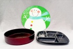 DIVERSOS, três (3) itens distintos: 1 porta petiscos com divisórias, confeccionado em polímero, tonalidade preta; 1 bandeja circular em laca, medindo 24 cm diâmetro; 1 prato para torta ou bolo, confeccionado em vidro, ornamentação esmaltada em policromia representando boneco de neve, marca MOR CASA E LAZER, medindo 35 cm diâmetro, todos os itens com sinais de uso, vide foto.