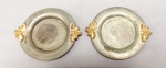 METAL PRATEADO, par (2) porta copos, ornados com laçarotes em dourado, sem marca de manufatura aparente, medindo 11,5 cm diâmetro, sinais de uso, vide foto.