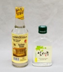 BEBIDAS, duas (2) garrafas: 1 em vidro de cachaça cristal  caninha do brejo, produto 100% artesanal, capacidade 300 ml, produzida e engarrafada na Zona Rural de areia, PB, lacrada e sem uso; 1 em polímero de saquê, coreano, The Korean Spirit, tradição desde 1950, capacidade 200 ml, aberta e sem uso, vide foto. Observação, este item encontrava-se no bar de uma residencia, sem garantia do conteúdo, somente para coleção.