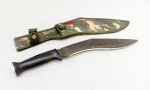CUTELARIA, uma (1) faca para combate, inspirada na faca Kukri Nepalesa, lâmina em aço, empunhadura em polímero duro, pomo em aço, bainha em material sintético camuflado, medindo 44 cm comprimento, vide foto.
