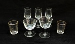 VIDRO, sete (7) itens, incolores e translúcidos, dentre taças e copinhos, para licor, drinques e cachacinha, modelos marcas e tamanhos variados, medindo o maior 10 cm altura, todos com sinais de uso, vide foto.