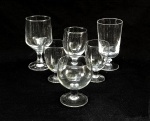 VIDRO, seis (6) taças de pé alto, incolores e translúcidas, modelos tamanhos e manufaturas variadas, somente duas formam par, medindo a maior 14,5 cm altura, todas com sinais de uso, vide foto.