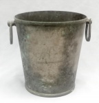 METAL PRATEADO, uma (1) champanheira ligeiramente obcônica, ornamentação da borda e base, reforçadas e relevadas em frisos intercalados por X e flores, alças idem, padrão Império Napoleônico, manufatura WOLFF PRATA 90 (tradição desde 1894), medindo 21 cm altura e 19,5 cm diâmetro, sinais de uso e mossas, vide foto.