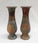 BRONZE, par (2) vasos no formato de balaustre, ornamentação cinzelada e burilada em florais e geométricos, sem marca de manufatura ou origem aparente, resquícios de policromia, medindo 24,5 cm altura, sinais de uso, vide foto.