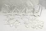 DIVERSOS, trinta e dois (32) itens: 10 penduricalhos, facetados, incolores e translúcidos, confeccionados em polímero, medindo em média 10 cm; 22 suportes metálicos, patina na tonalidade branca, sinais de uso e oxidação, três modelos distintos, medindo em média 15 cm, vide foto.