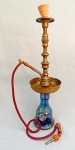 DIVERSOS, um (1) antigo narguilé (cachimbo d água de origem oriental, muito difundido no Norte da África, Oriente Médio e Sul da Ásia, também chamado de arguile, xixa ou hookah, usado para fumar tabaco flavorizado ou ópio, seu princípio se consiste na fumaça passar pela água, antes de chegar ao fumante), base em vidro, azul e translúcida com esmaltação policromada representando faisão e flores, arremates a ouro já com sinais de desgastes, corpo em bronze (latão), além de outros materiais, medindo 68 cm altura, sinais de uso, pequenos defeitos e perdas, vide foto.