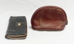 ACESSÓRIO FEMININO, dois (2) itens: 1 necessaire em couro, tonalidade marrom, Industria Argentina, formato de mezzaluna, fechamento em zíper, logo não identificado; 1 da CLIO, confeccionada em poliéster, divisões, tonalidade preta, medindo 19 x 10 x 4 cm, usadas com desgastes, vide foto.