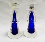 ESCULTURAS, quase par (2) figurativas representando anjo, confeccionadas em vidro soprado na técnica dos Grandes Mestres Vidreiros de Murano, incolor e translúcidas com sulfito interno na tonalidade azul, medindo em média 16 cm altura, vide foto.