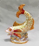 ESCULTURA, uma (1) antiga animalista representando peixe, confeccionada em louça policromada, generosos arremates a ouro, sem marca de manufatura aparente, possivelmente Brasil, primeira metade do século XX, medindo 22,5 cm altura, sinais de uso, vide foto.