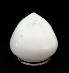 LUMINÁRIA, um (1) imponente globo no formato de pinha, confeccionado em vidro opalinado, tonalidade branca leitosa, dita milk glass, monture em metal com sinais de oxidação e azinhavre, medindo aproximadamente 30 cm de altura e diâmetro, sinais de uso, vide foto.