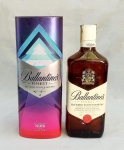 BEBIDA, uma (1) garrafa de whisky escocês BALLANTINES, capacidade 750 ml; graduação alcoólica 40%, lacrado e sem uso,  acondicionado na lata original com ligeiros sinais de oxidação, vide foto.