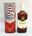 BEBIDA, uma (1) garrafa de whisky escocês BALLANTINES, capacidade 750 ml; graduação alcoólica 40%, lacrado e sem uso,  acondicionado na lata original com ligeiros sinais de oxidação, vide foto.