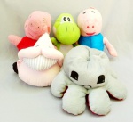 DIVERSOS, cinco (5) itens: 1 bicho de pelúcia Polvo do Humor, reversível nas tonalidades vermelho e cinza; 1 figura de pelúcia do personagem YOSHI, série de jogos Mário Bross da NINTENDO, medindo 30 cm; 1 protetor de cama ou almofada, formato de gota, rosto pintado para enxovais infantis; 2 figuras de pelúcia dos personagens PEPPA PIG e GEORGE PIG, todos usados demandam limpeza, vide foto.