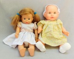 BRINQUEDOS, duas (2) bonecas: 1 Baby Carinho da Home Play, confeccionada em vinil, medindo 40 cm, não possui os acessórios; 1 com corpo de pano, rosto braços e pernas em vinil, Made in Spain, FALCA, olhos pendulares, dispositivo de voz, não testado e sem garantia, demanda limpeza, ambos os itens usados, vide foto.