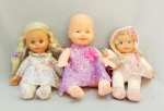 BRINQUEDOS, três (3) bonecas: 1 BB com 25 cm, FRU FRU, Anjo Little Cutie confeccionada em plástico; 2 confeccionadas em pano, uma da Ks original, anos 80 e outra antiga, corpo de tecido, rosto em vinil, todos os itens usados, vide foto.