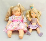 BRINQUEDOS, duas (2) bonecas: 1 VAIDOSA da COTIPLAS, com olhos azuis, roupa e sapatos originais, medindo 40 cm comprimento, não possui os acessórios; 1 com corpo em tecido, rosto pés e braços em vinil, possui dispositivo de voz, não testado, medindo 50 cm, ambas usadas, demandam limpeza, vide foto.