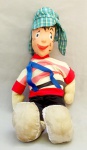BRINQUEDO, um (1) boneco de pano com cabeça emborrachada, representando personagem CHAVES, série Turma do Chaves, medindo 60 cm comprimento, usado, com defeito na espuma da cabeça abaixo do boné, possui manchas, demanda limpeza, vide foto.