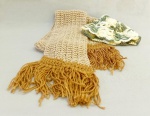 ACESSÓRIO FEMININO, dois (2) itens: 1 gorro confeccionado em lã, tonalidades verde, branco e amarelo, criando efeito mesclado, tamanho único; 1 cachecol em lã, crochê, tonalidade bege, franjas longas na tonalidade marrom, medindo 120 x 15 cm mais a franja, sinais de uso, vide foto.