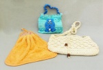 DIVERSOS, três (3) itens: 1 bate mão confeccionado em tecido atoalhado, 100% poliéster, medindo 38 x 25 cm; 1 bolsa confeccionada em crochê de linha barbante grossa, detalhes em madeira, alça longa, medindo 28 x 17 x 7 cm; 1 bolsinha artesanal, confeccionada em toalha de mão e E. V. A.(polímero emborrachado, atoxico e flexível), em tonalidades de azul, alça e detalhe de ursinho, medindo 20 x 18 cm, todos os itens com sinais de uso, vide foto.