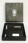 COLECIONISMO, um (1) estojo brinde da CBF (Confederação Brasileira de Futebol), com três itens: 1 chaveiro; 1 caneta e 1 porta cartão, não aparentam terem sido usados, vide foto.