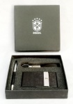 COLECIONISMO, um (1) estojo brinde da CBF (Confederação Brasileira de Futebol), com três itens: 1 chaveiro; 1 caneta e 1 porta cartão, não aparentam terem sido usados, vide foto.