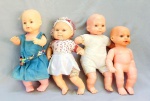 BRINQUEDOS, quatro (4) bonecas: 1 Bebezão Sorriso, J. BERNA, corpo de pano, cabeça, pernas e braços em vinil, medindo 40 cm, rasgando o pano que cobre o enchimento; 1 Bebe da J. BERNA, corpo em tecido, braços pernas e cabeça em vinil, medindo 40 cm comprimento; 1 Bebe, sem marca de manufatura aparente, confeccionada em vinil; 1 Meu Bebe, Estrela, anos 90, faz xixi, medindo 40 cm, todas usadas, roupas no estado, demandam limpeza, vide foto.